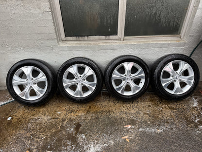 Honda CR-V 17” Alloy Wheels with Excellent Tyres