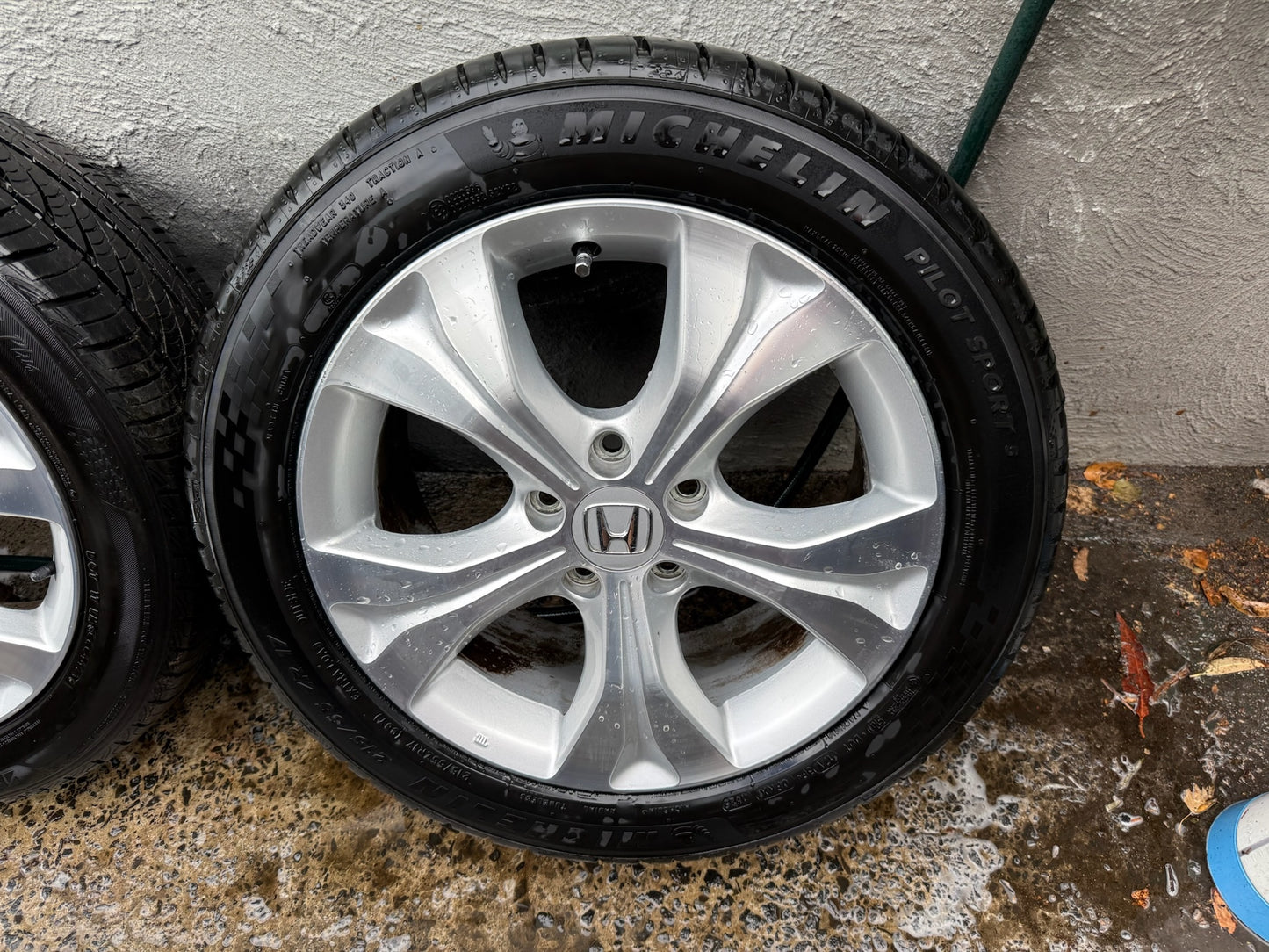 Honda CR-V 17” Alloy Wheels with Excellent Tyres