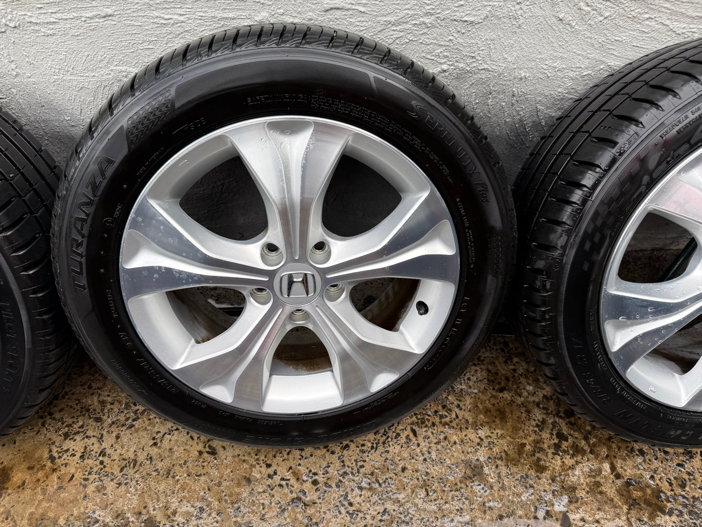 Honda CR-V 17” Alloy Wheels with Excellent Tyres