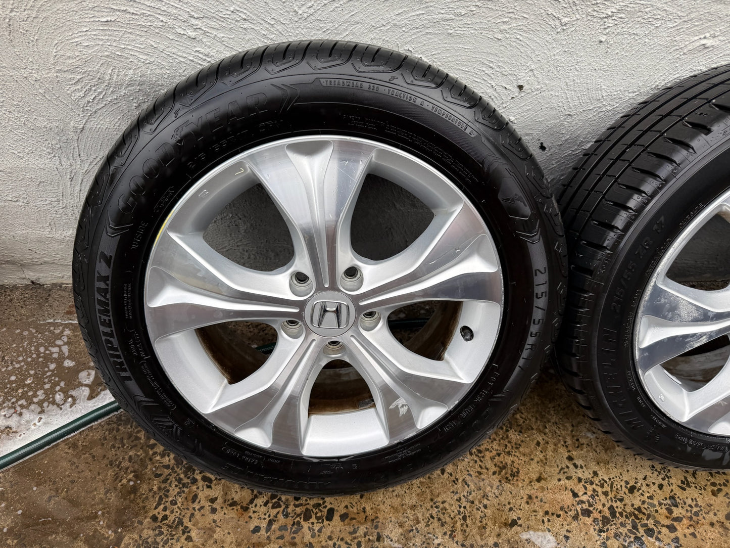 Honda CR-V 17” Alloy Wheels with Excellent Tyres