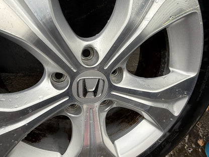 Honda CR-V 17” Alloy Wheels with Excellent Tyres