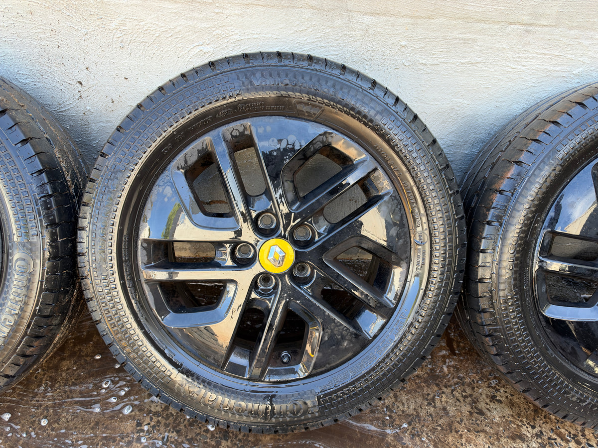 Renault Trafic 17” Alloy Wheels with Excellent Tyres