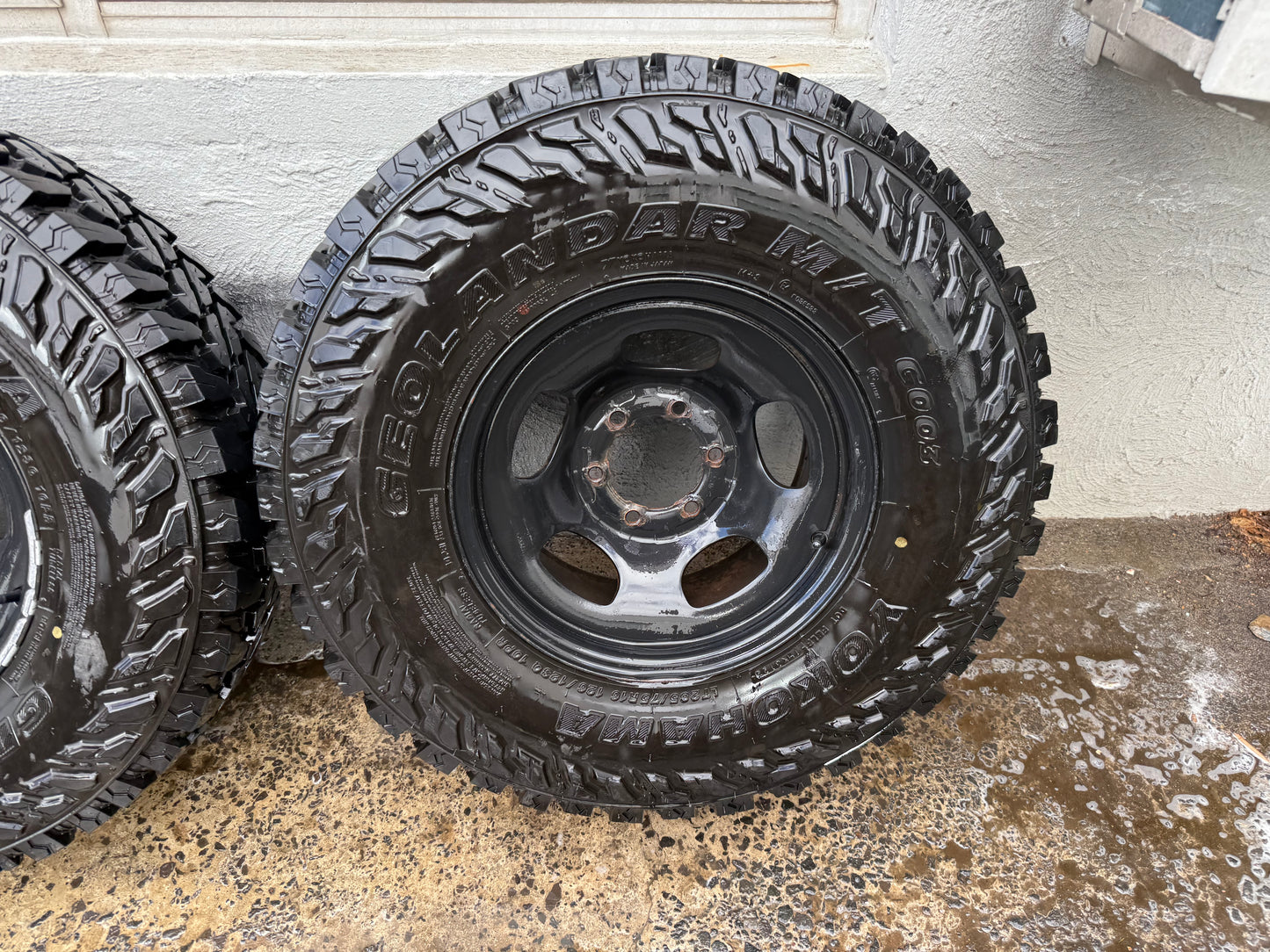 Yokohama Geolander 33” M/T Tyres on 6 Stud Rims Set Of 5