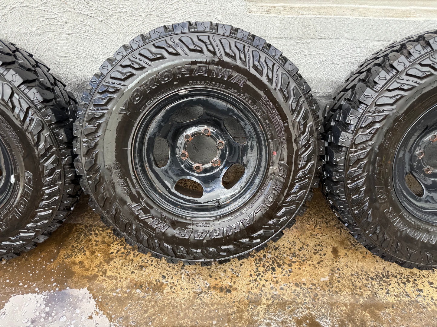 Yokohama Geolander 33” M/T Tyres on 6 Stud Rims Set Of 5