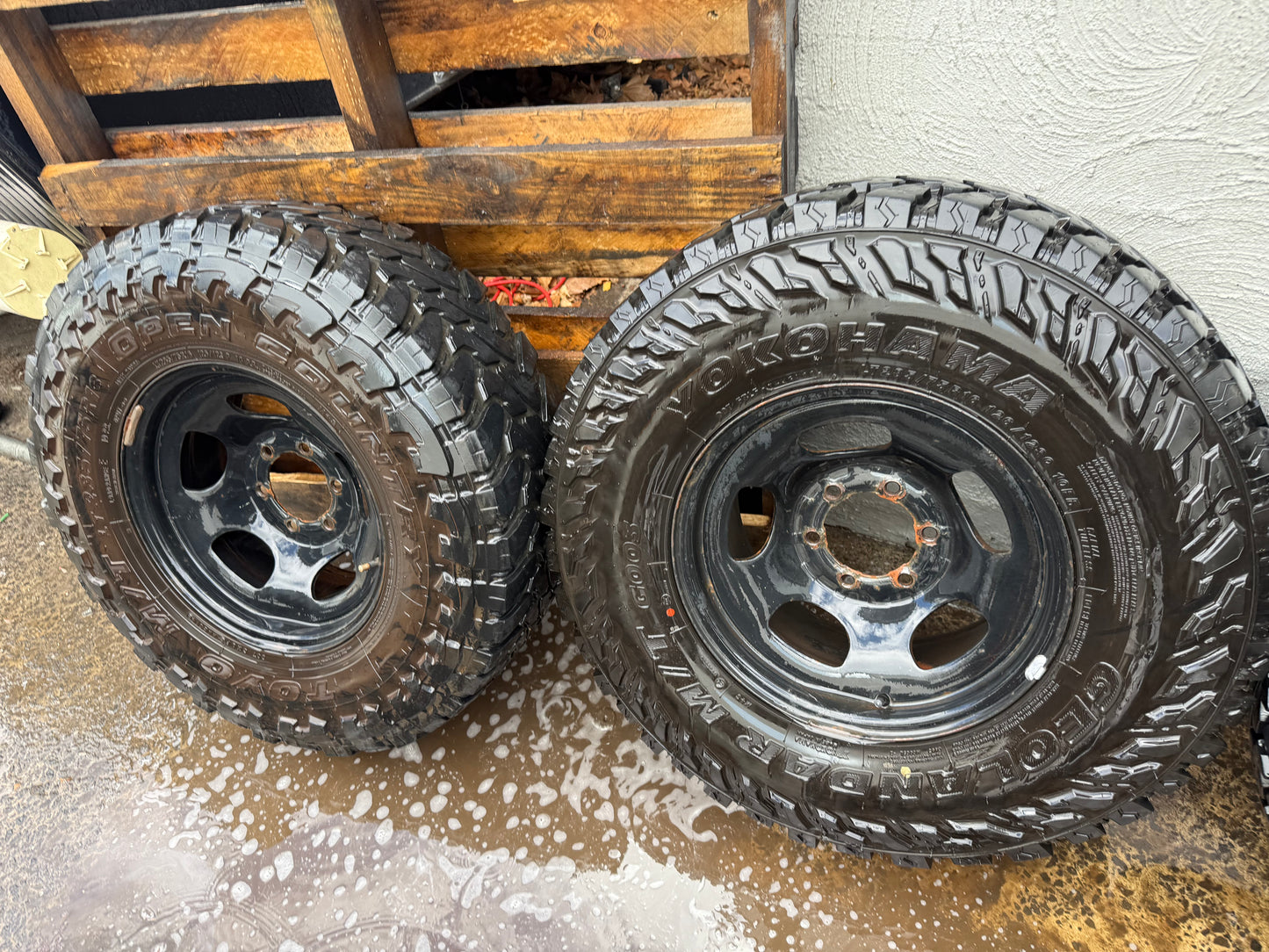 Yokohama Geolander 33” M/T Tyres on 6 Stud Rims Set Of 5