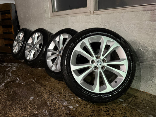 MG6 GT 17” Alloy Wheels with Excellent Tyres