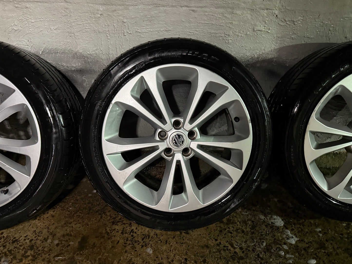 MG6 GT 17” Alloy Wheels with Excellent Tyres