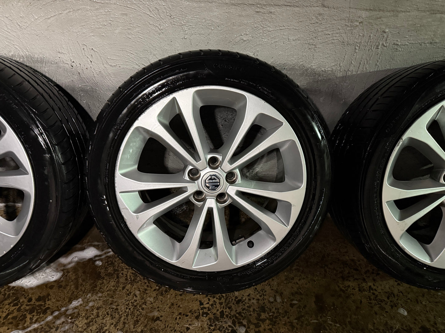 MG6 GT 17” Alloy Wheels with Excellent Tyres