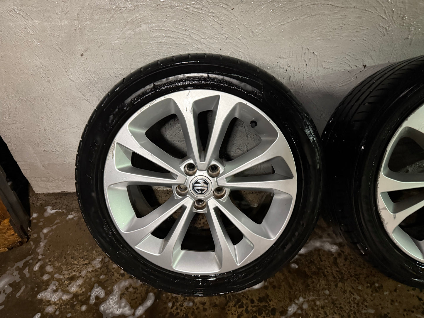 MG6 GT 17” Alloy Wheels with Excellent Tyres