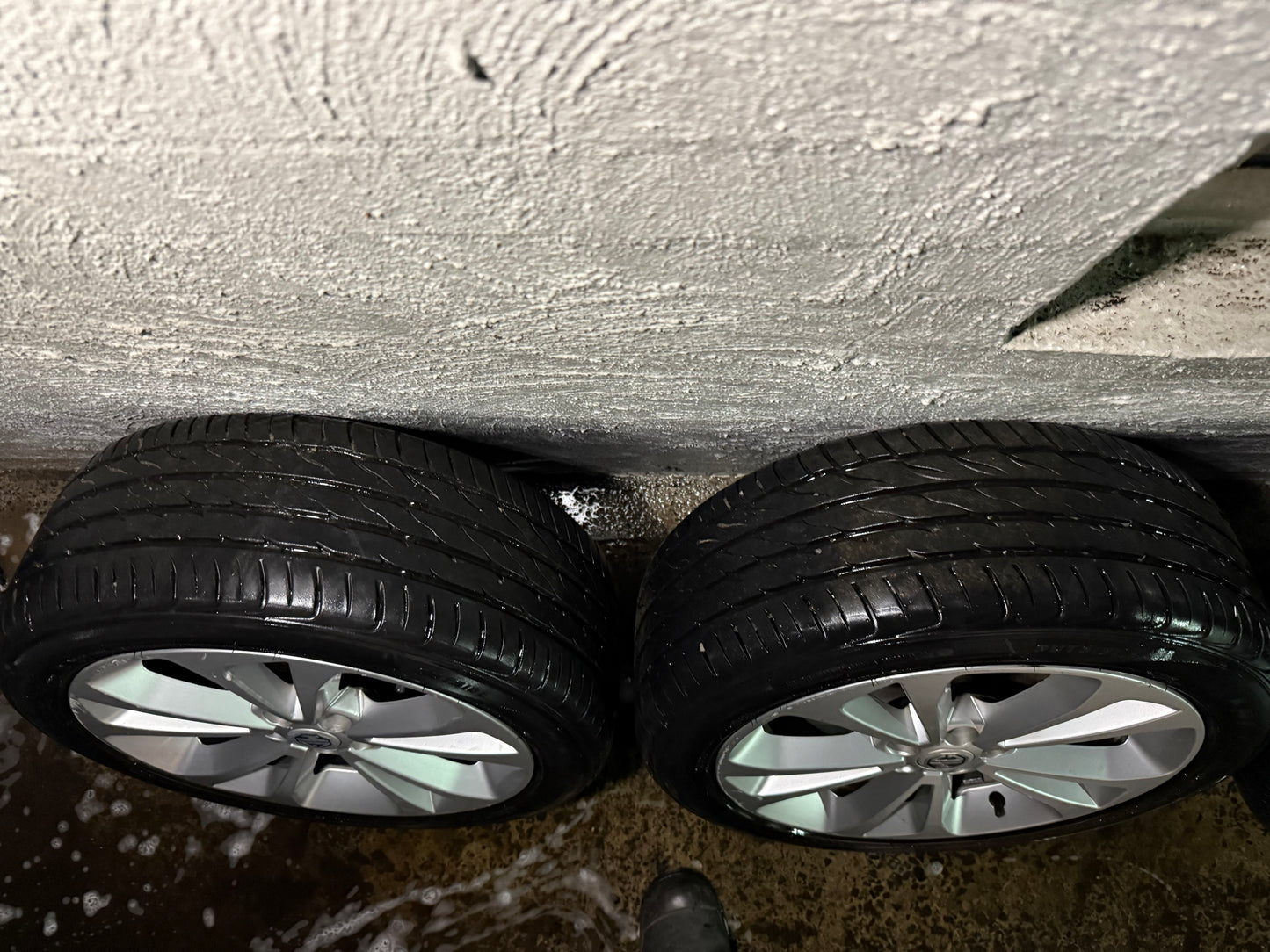MG6 GT 17” Alloy Wheels with Excellent Tyres