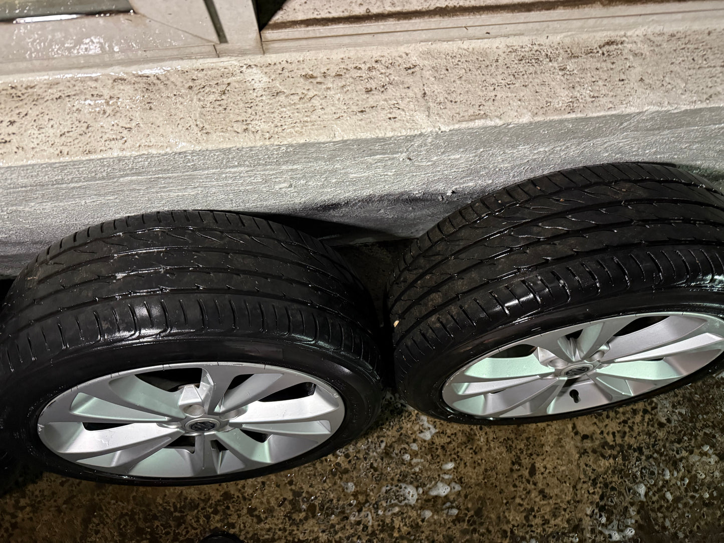MG6 GT 17” Alloy Wheels with Excellent Tyres