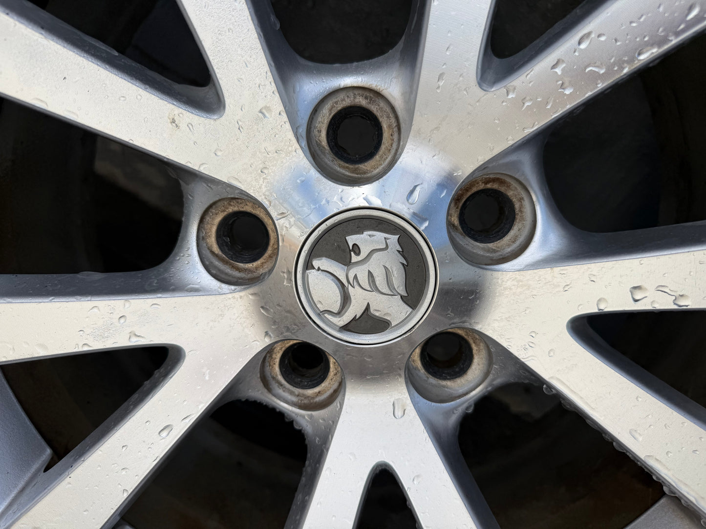 Holden Commodore VE/VF 18” Alloy Wheels with Tyres