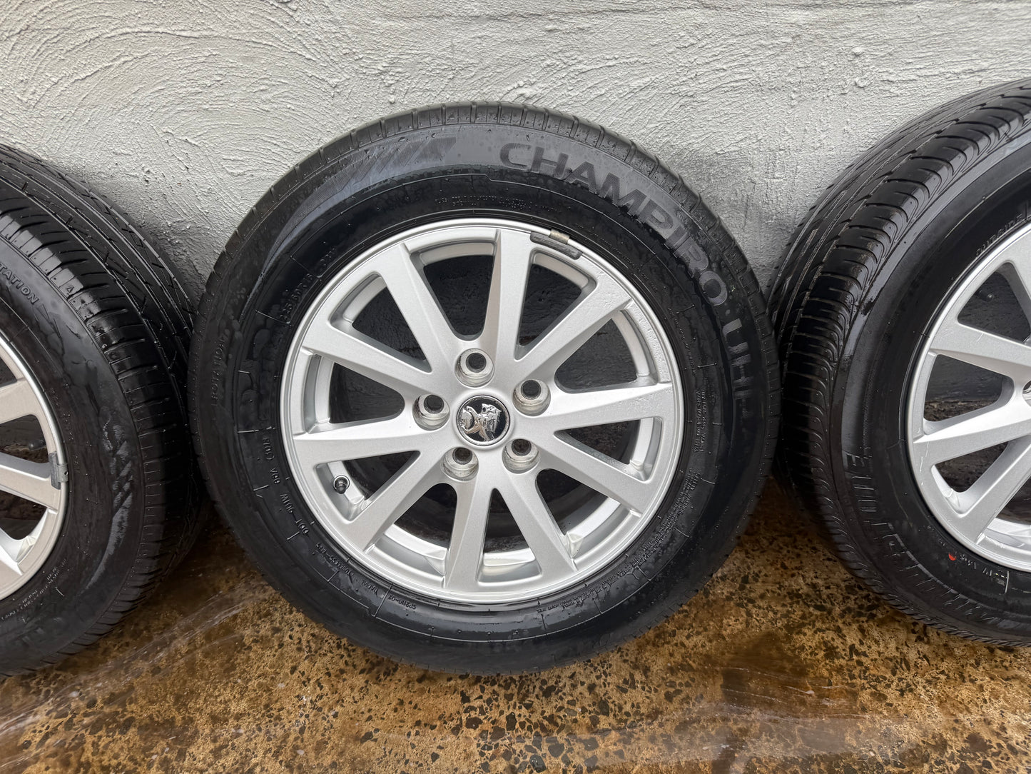 Holden Commodore VE/VF 16” Alloy Wheels with Excellent Tyres