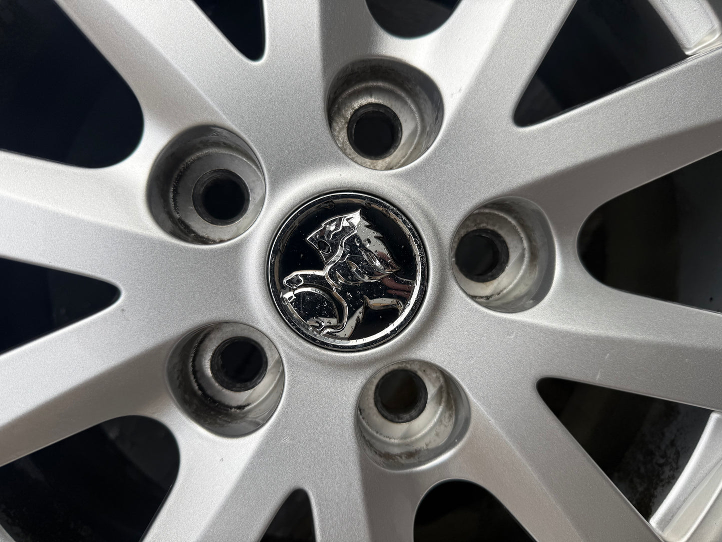 Holden Commodore VE/VF 16” Alloy Wheels with Excellent Tyres