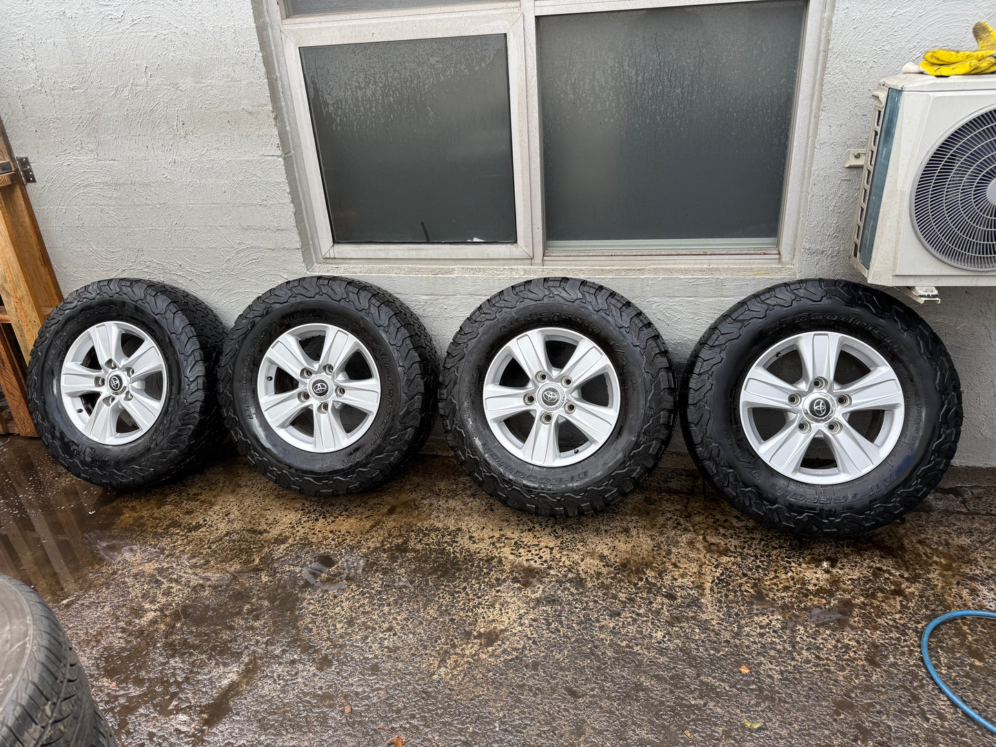 Toyota Landcruiser 200 Series Sahara 17” Alloy Wheels with Good Tyres