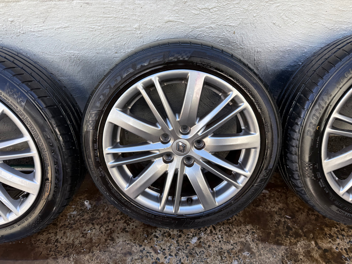 Renault Megane 17” Alloy Wheels with Tyres