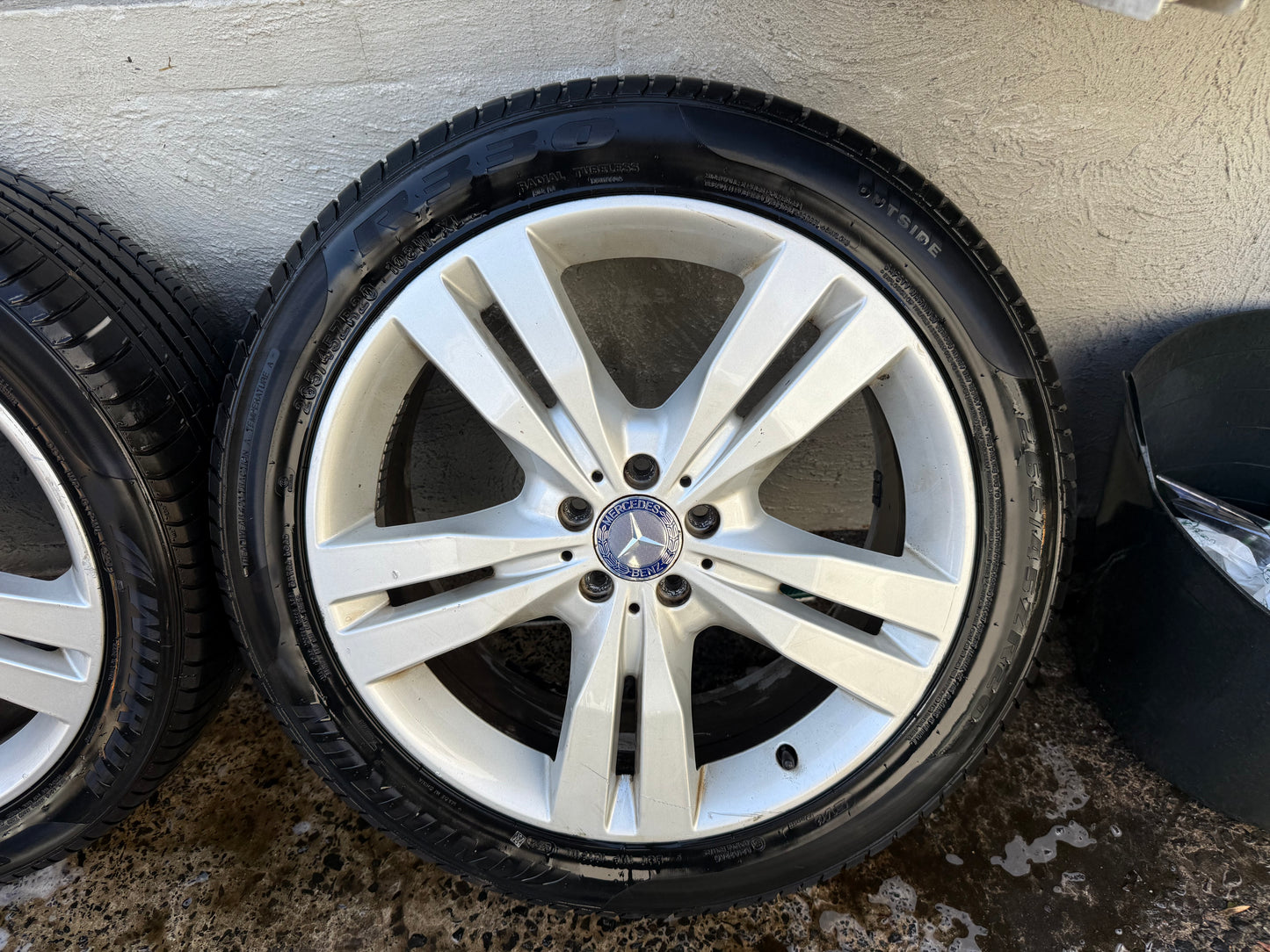 Mercedes Benz R Class 20” Alloy Wheels with Excellent Tyres