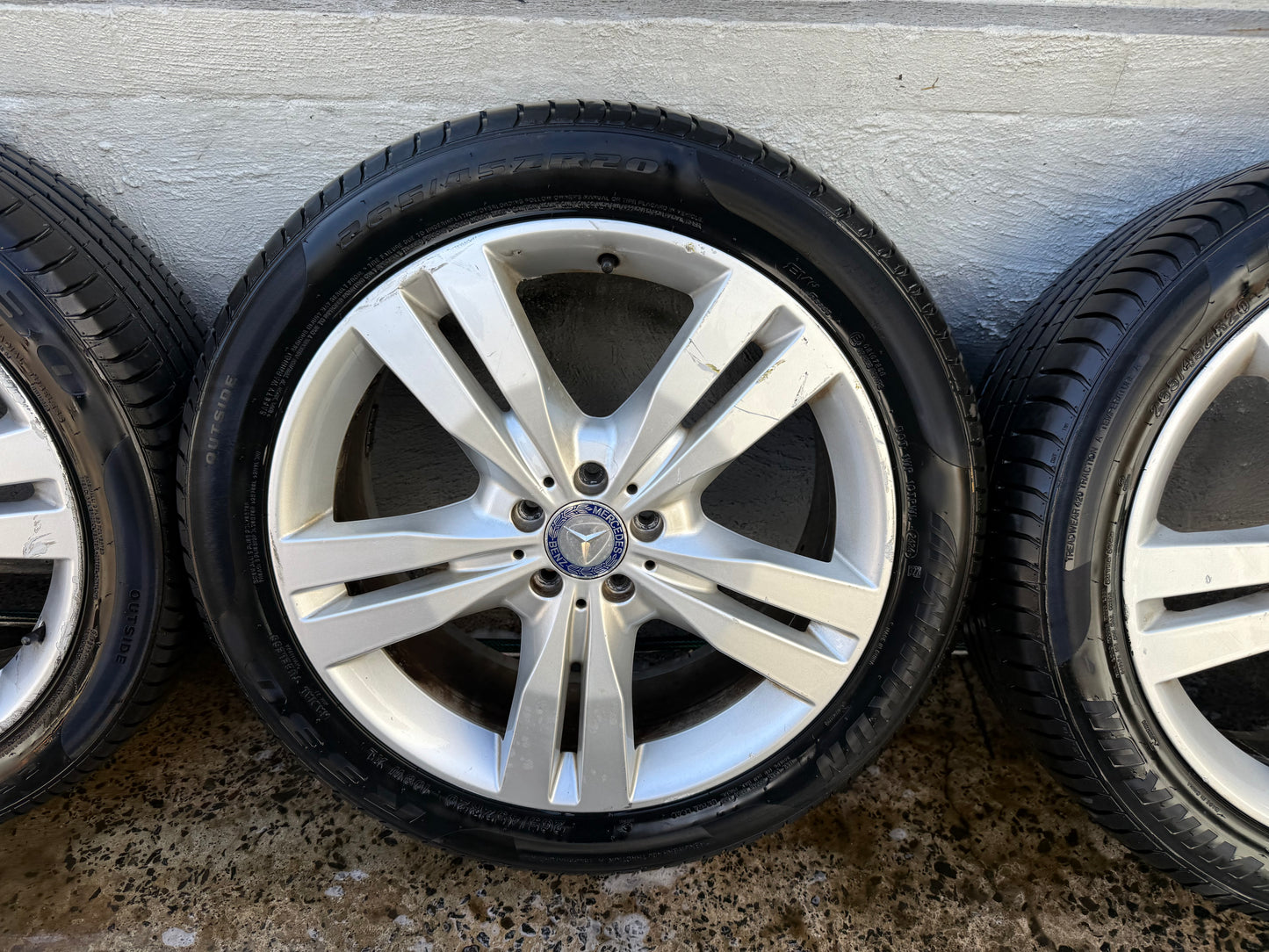 Mercedes Benz R Class 20” Alloy Wheels with Excellent Tyres