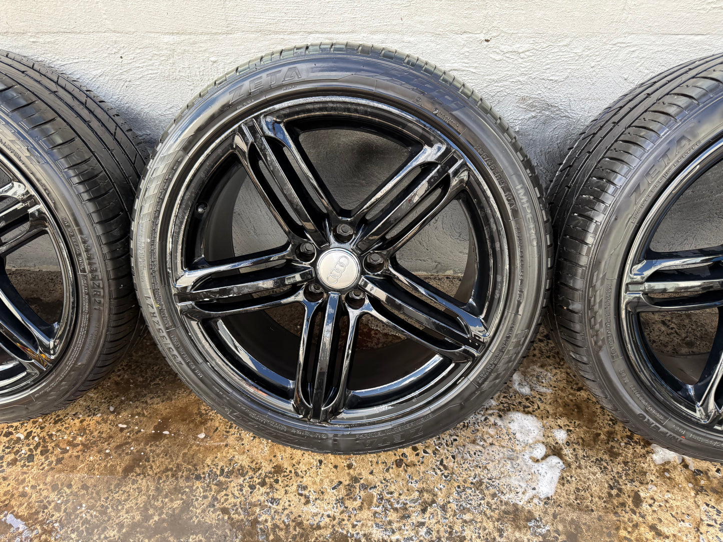 Audi Q7 21 “ Alloy Wheels with Excellent Tyres