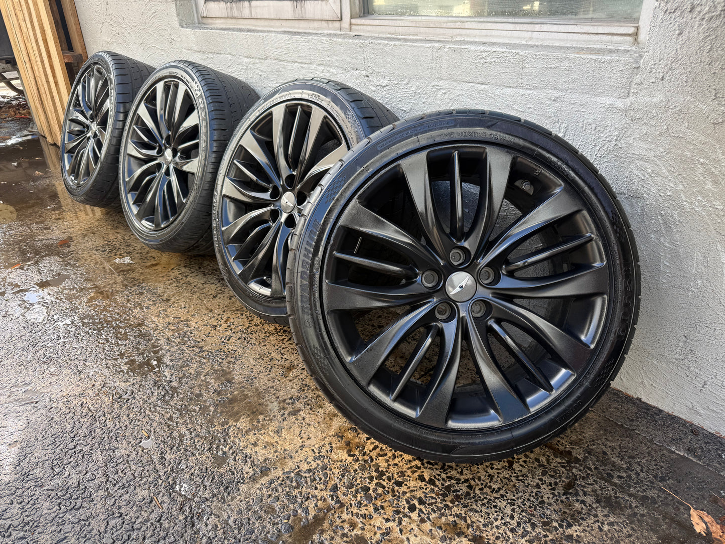 Hyundai Genesis 19” Staggered Alloy Wheels with Excellent Tyres