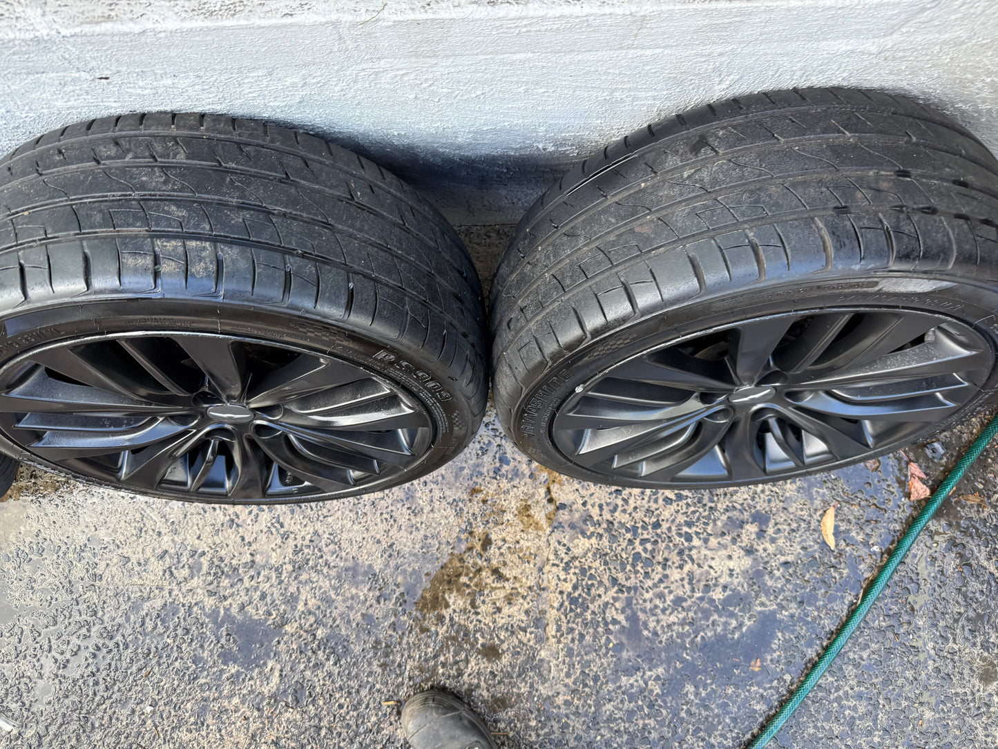 Hyundai Genesis 19” Staggered Alloy Wheels with Excellent Tyres