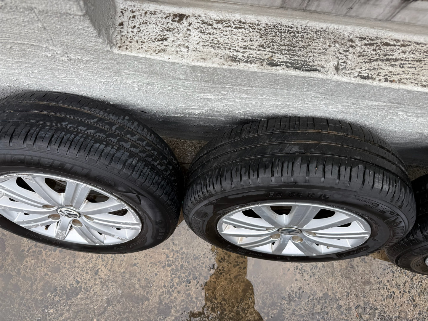 Volkswagen Golf 15” Alloy Wheels with Very Good Tyres