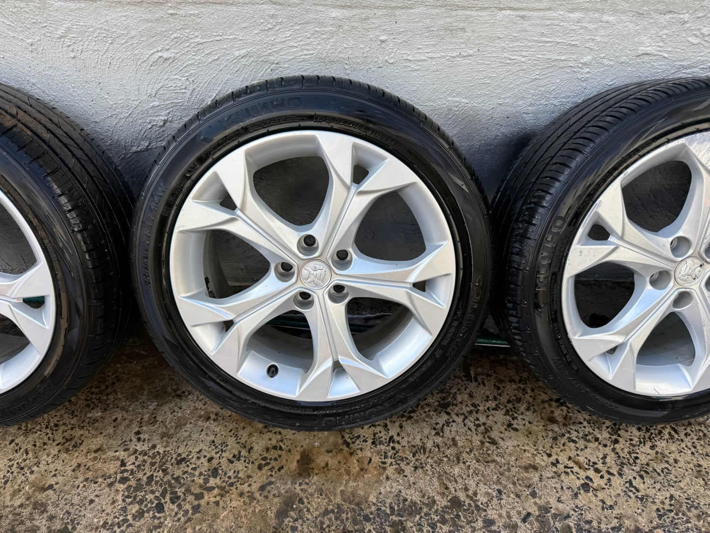 Holden Astra 17” Alloy Wheels with Excellent Tyres