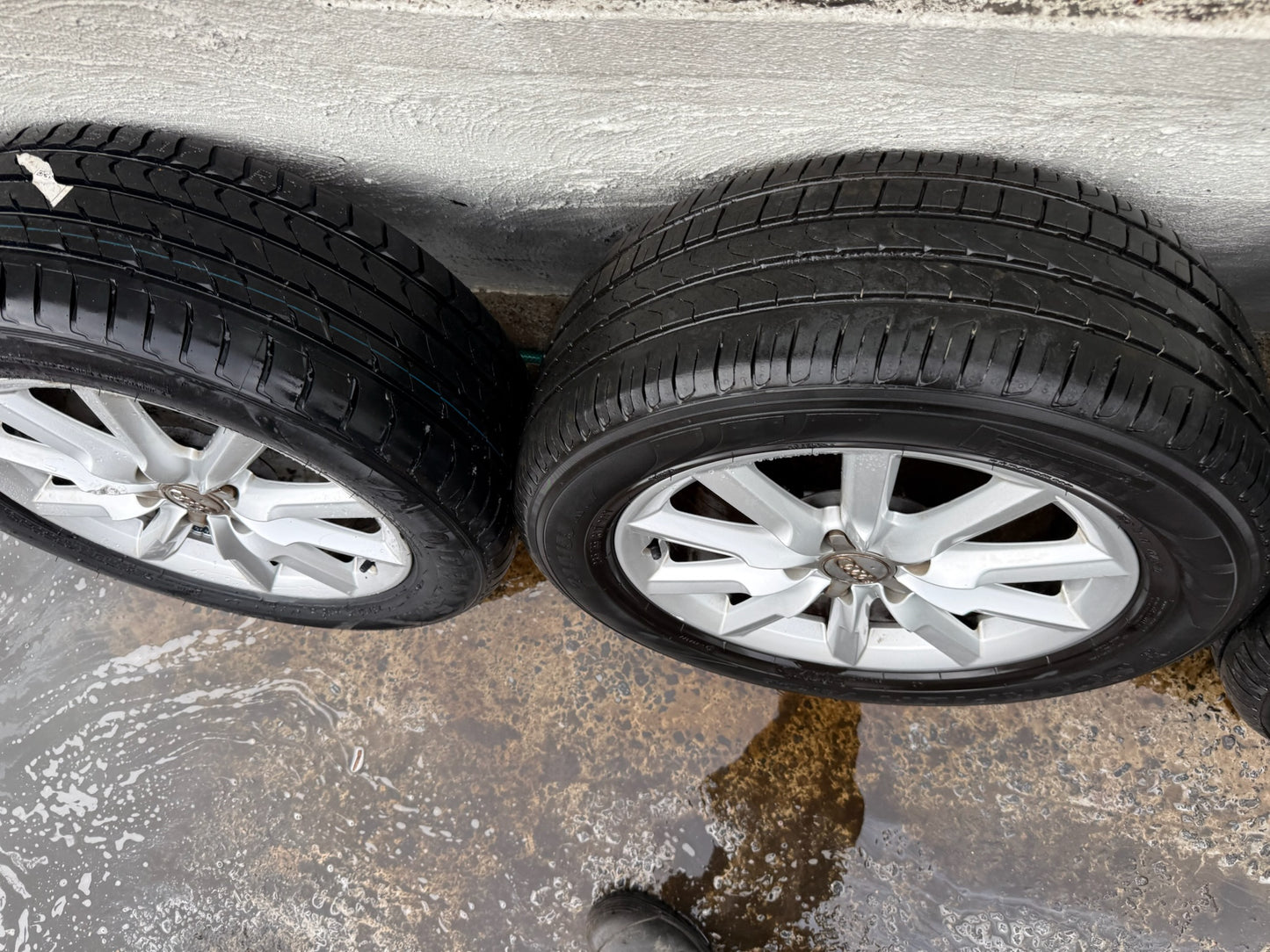 Audi Q3 17” Alloy Wheels with Very Good Tyres