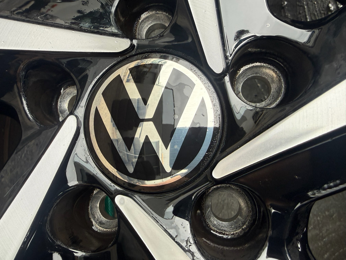 Volkswagen Passat 18” Alloy Wheels with Tyres