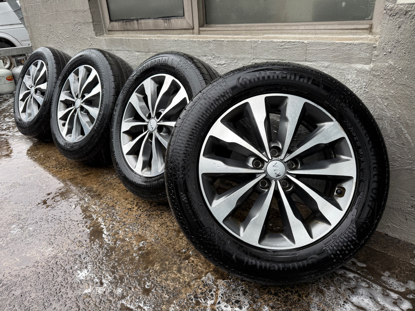 Kia Carnival 18” Alloy Wheels with Good Tyres