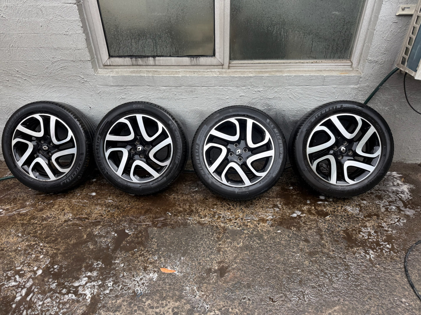 Renault Captur 17” Alloy Wheels with Michellin Tyres