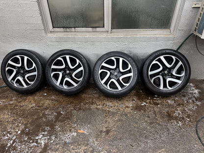 Renault Captur 17” Alloy Wheels with Michellin Tyres