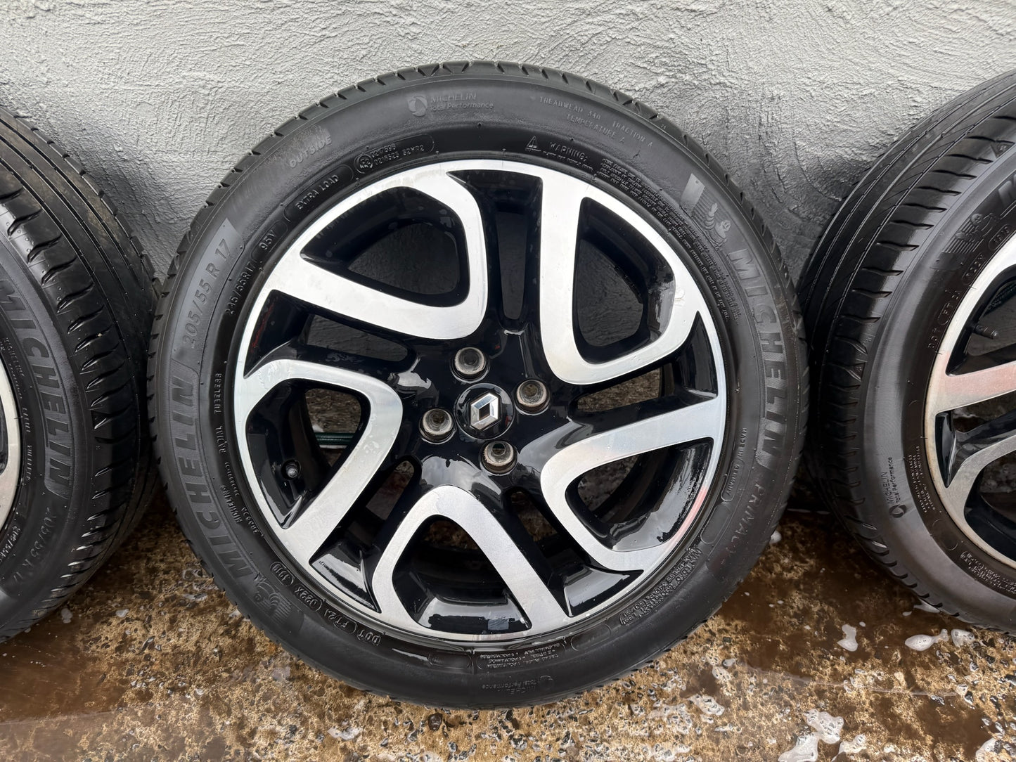 Renault Captur 17” Alloy Wheels with Michellin Tyres