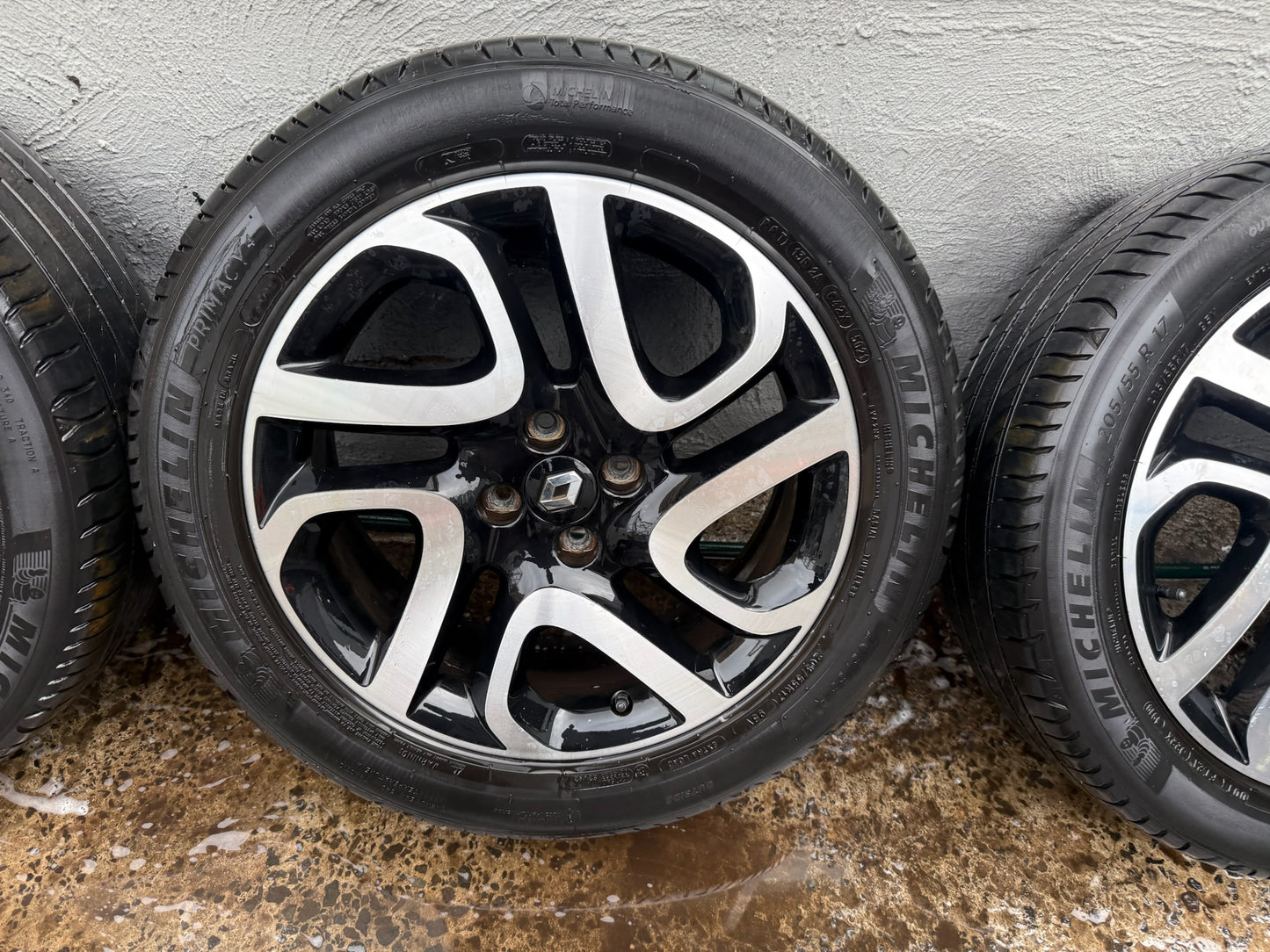 Renault Captur 17” Alloy Wheels with Michellin Tyres