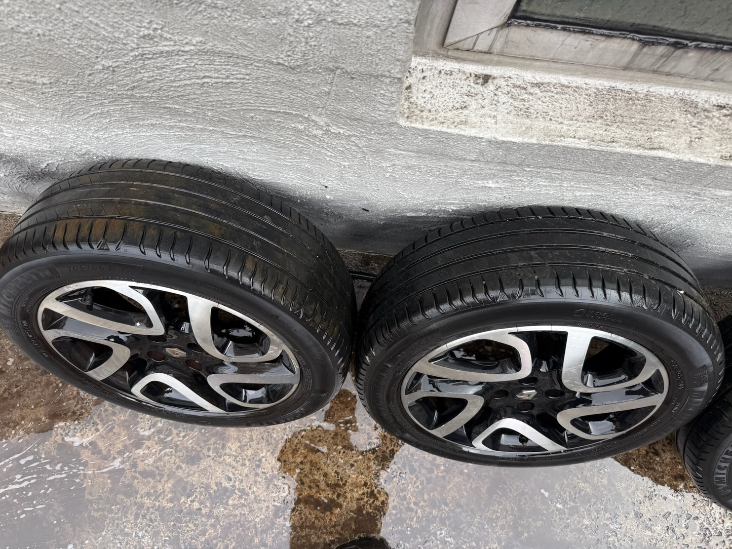 Renault Captur 17” Alloy Wheels with Michellin Tyres